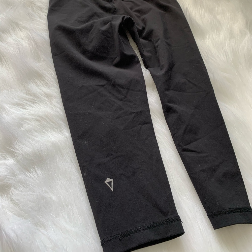 Girls size 7 black crop Ivivva leggings